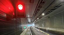 (Archivbild) Stopp, rote Ampel: Hier im Tunnel Waldsiedlung auf der B33 wird am Montag, 16. Dezember, keine Durchfahrt möglich sein. ...