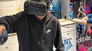 Räumliche Tiefe erfahren: In der Ausstellung Discover Industry erprobt ein Schüler eine 3D-Brille. Foto: Baden-Württemberg Stiftung