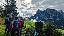 Die Teilnehmer der Alpentour mit Blick auf den kleinen und großen Mythen im Kanton Schwyz am Vierwaldstättersee. Foto: Armin Siebold