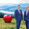 Blicken auf ein erfolgreiches Geschäftsjahr 2019 zurück: Die beiden Vorstände der Sparkasse Hochschwarzwald, Michael Frech (links) und ...