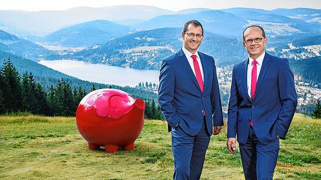 Blicken auf ein erfolgreiches Geschäftsjahr 2019 zurück: Die beiden Vorstände der Sparkasse Hochschwarzwald, Michael Frech (links) und ...