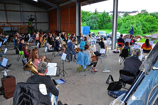 Mit zwei Metern Abstand zueinander musizierten nahezu 72 Musiker des Musikvereins Wutöschingen im Schopf, den Landwirt Richard Ebner bis ...