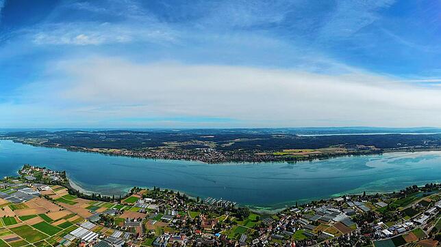 Ein ungewöhnlicher Blick auf einen Teil des Kreises Konstanz: Dieses Panorama reicht von der Reichenau im Vordergrund über Konstanz ...