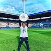 Freude pur: Rexhep Kushutani freut sich über den Titelgewinn des VfL Bochum in der Zweiten Bundesliga und hält die Meisterschale hoch.