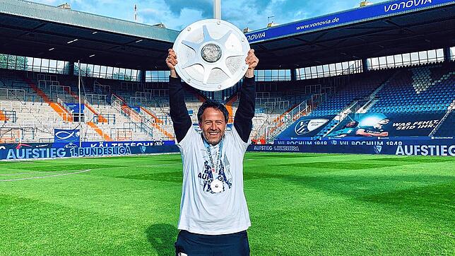 Freude pur: Rexhep Kushutani freut sich über den Titelgewinn des VfL Bochum in der Zweiten Bundesliga und hält die Meisterschale hoch.