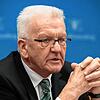 Ein 52-Jähriger soll die Demonstration vor dem Privathaus von Ministerpräsident Winfried Kretschmann angeleitet haben. Dafür wurde er zu ...