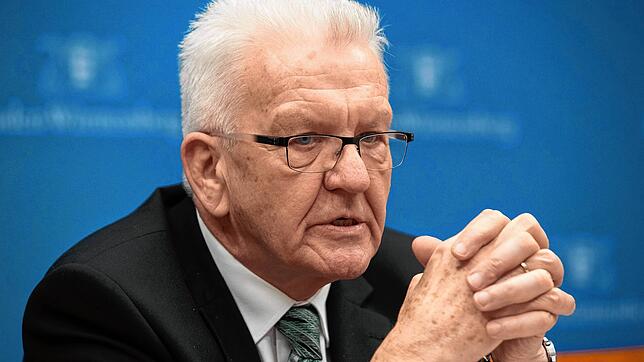 Ein 52-Jähriger soll die Demonstration vor dem Privathaus von Ministerpräsident Winfried Kretschmann angeleitet haben. Dafür wurde er zu ...