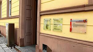 Im Eingangsbereich und direkt vor dem Amtsgericht Sigmaringen spielten sich am Dienstag tumultartige Szenen ab.