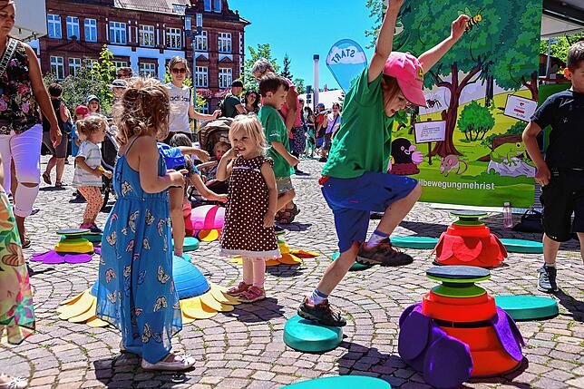 Freudensprünge machten nicht nur die kleinen Stadtfestbesucher, die sich in einer großen Spielstraße auf dem Marktplatz austoben ...