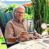 Hilmar Ohlenschläger aus Steißlingen mit einem Bild seiner Oma Sie starb 1940 in Grafeneck &ndash; einem Ort, der bekannt dafür ist, ...