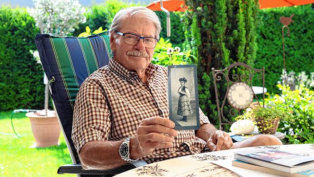 Hilmar Ohlenschläger aus Steißlingen mit einem Bild seiner Oma Sie starb 1940 in Grafeneck &ndash; einem Ort, der bekannt dafür ist, ...