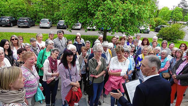 Landrätin Stefanie Bürkle (links) begrüßt mit LEA-Leiter Hardy Losekamm die mehr als 80 Landfrauen des Landfrauenverbandes ...