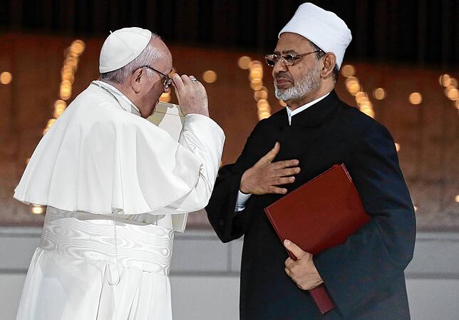 4. Februar 2019: Als erster Papst besucht Franziskus die arabische Halbinsel. In Abu Dhabi unterzeichnet er gemeinsam mit dem Großimam ...