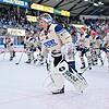Torwart Joacim Eriksson wird nach dem Spiel von den Fans gefeiert.