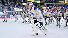 Torwart Joacim Eriksson wird nach dem Spiel von den Fans gefeiert.