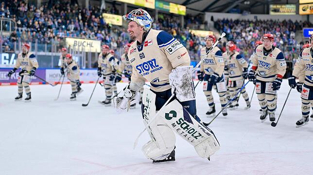 Torwart Joacim Eriksson wird nach dem Spiel von den Fans gefeiert.