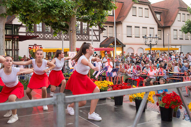 Die Tanzgruppe „Factory X“ zeigte den Festgästen am Freitagabend ihr Können auf der Bühne vor dem Bürgerhaus.