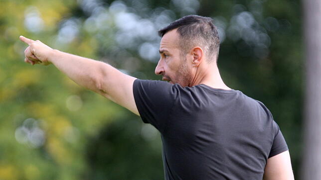 Kann nach dem negativen Corona-Test eines Spielers das Training mit sofortiger Wirkung wieder aufnehmen. FC Bad Dürrheims Coach Enrique ...