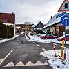 An dieser Bushaltestelle (rechts am Straßenrand) an der Kirchdorfer St. Martin Straße beginnen am Samstagabend die Probleme zwischen ...
