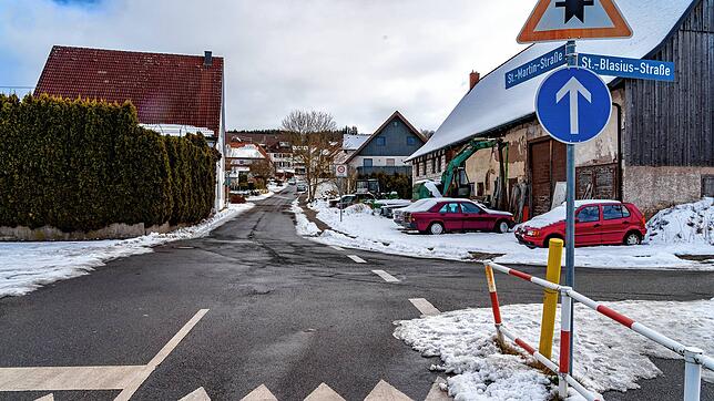 An dieser Bushaltestelle (rechts am Straßenrand) an der Kirchdorfer St. Martin Straße beginnen am Samstagabend die Probleme zwischen ...