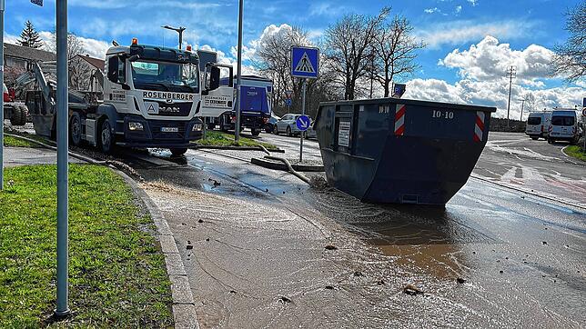 Beschädigte Wasserleitung in Schwenningen am 31. März beim Eisstadtion: Vom Kreisverkehr aus läuft das Wasser in die Salinenstraße.