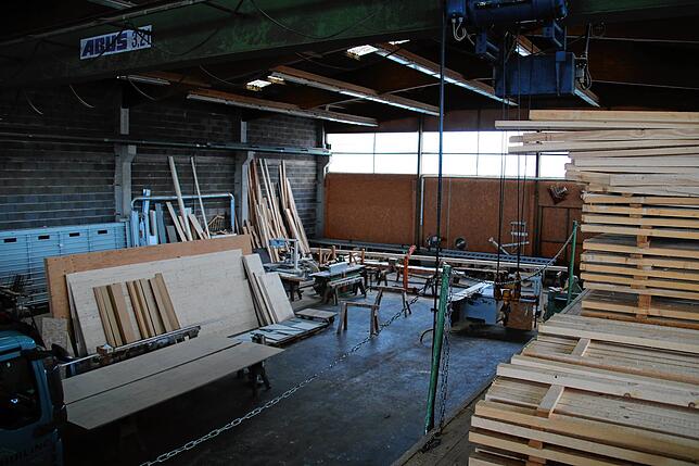 Ein Blick in die Halle von Markus Hirling. Normalerweise sei das Lager viel voller, sagt er. Aktuell fehlt es jedoch an Holz.