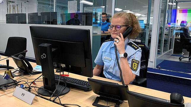 Kirstin Broszeit ist die Chefin der Schutzpolizei im Präsidium. Das Bild zeigt sie im Mai 2021 bei der Leitung eines Polizeieinsatzes.