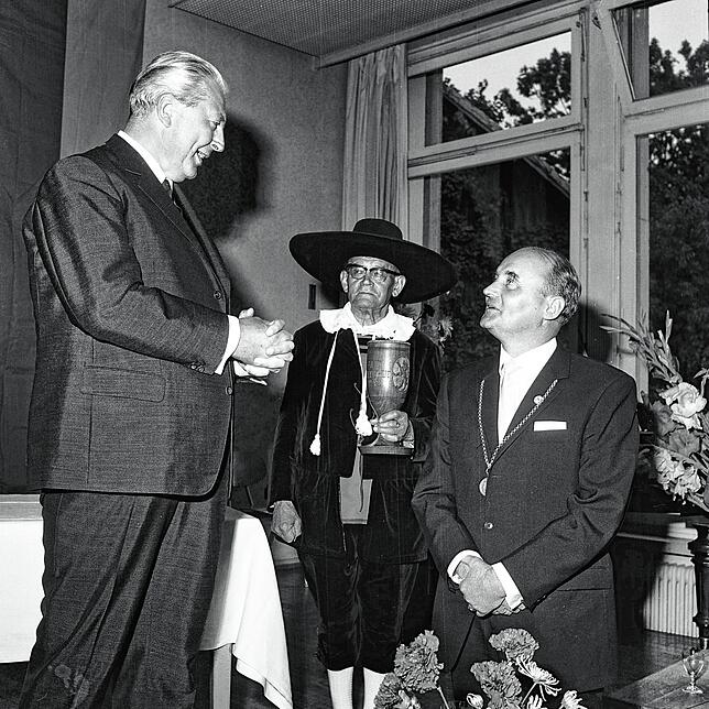 Hoher Besuch: Kanzler Kurt Georg Kiesinger (von links) mit dem Waldshuter Männle und Bürgermeister Friedrich Wilhelm Utsch.