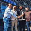 Hand drauf: Der langjährige Pächter Stefan Müller (links) freut sich, dass Martin Mure, Marco D‘Arca und Servet Karaaslan den Steg 4 ...