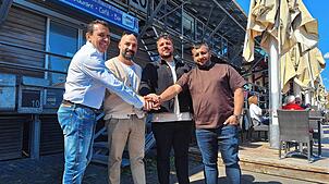 Hand drauf: Der langjährige Pächter Stefan Müller (links) freut sich, dass Martin Mure, Marco D‘Arca und Servet Karaaslan den Steg 4 ...