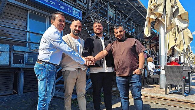 Hand drauf: Der langjährige Pächter Stefan Müller (links) freut sich, dass Martin Mure, Marco D‘Arca und Servet Karaaslan den Steg 4 ...