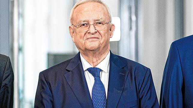 Martin Winterkorn, ehemaliger Vorstandsvorsitzender der Volkswagen AG, gibt im Landgericht Braunschweig ein Pressestatement ab.