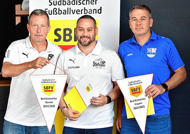 Bezirksmeister 2025: Vorsitzender Thomas Tiedemann (links) und Sportchef Francesco Falanga nahmen die Ehrung für Bezirksliga-Meister und ...