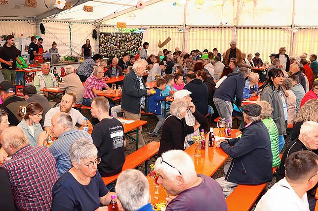 Das ganze Wochenende über herrscht im Festzelt reger Betrieb.