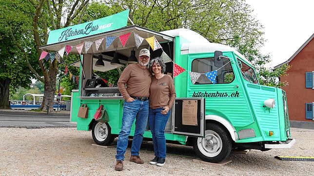Bereit zum Durchstarten: Jean Kyburz und Roberta Turoldo Kyburz mit ihrem Kitchenbus, in dem sie kulinarische Spezialitäten aus aller ...