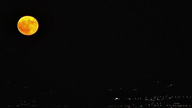 SÜDKURIER-Leserreporter Klaus Johner hat dieses Bild geschickt. Im Osten von Meersburg war das Himmelsspektakel mit klarer Sicht zu ...
