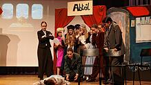 Hercule Poirot (Helena Janiszewski, links) und die anderen Reisenden entdecken vermeintlich ein weiteres Opfer. Fotos: Zinzendorfschulen
