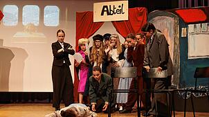 Hercule Poirot (Helena Janiszewski, links) und die anderen Reisenden entdecken vermeintlich ein weiteres Opfer. Fotos: Zinzendorfschulen