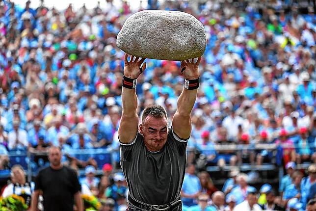 Remo Schuler stößt den 83,5 Kilogramm schweren Unspunnenstein am Unspunnen-Schwinget 2017 in Interlaken.