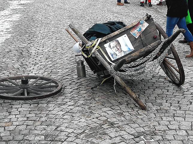 ... bis dann ihr Wagenrad von der Achse fällt.