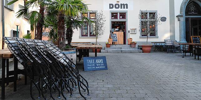 Vor Konstanzer Restaurants herrscht gähnende Leere. Nach wie vor dürfen sie nur Liefer- und Abholdienste anbieten. Wie hier das Dom in ...