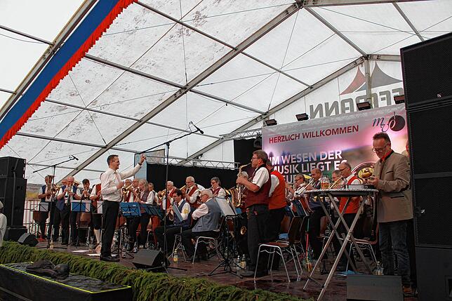 Die Senioren, der jünste Musiker ist 51, der älteste 84 Jahre alt, spielen munter mehrere Zugaben.