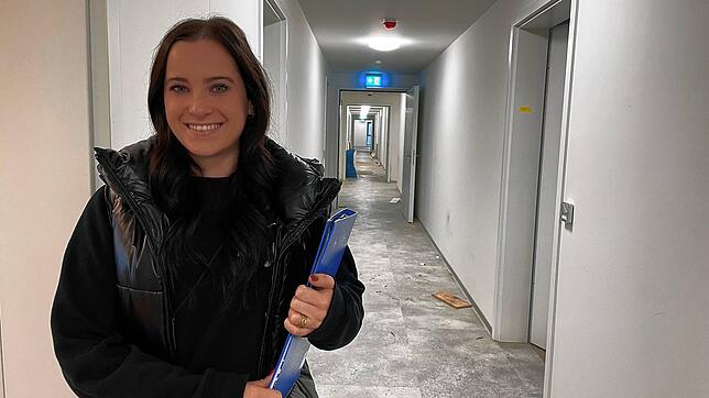 Celine Weigand von der Firma Bauprojekta verwaltet die Mikroapartments. Sie ist zufrieden mit der Nachfrage.