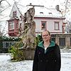 Maria Fülberth, Leiterin des Projektes &bdquo;Demokratie leben&ldquo; bei der Volkshochschule Landkreis Konstanz, vor dem Kriegerdenkmal ...