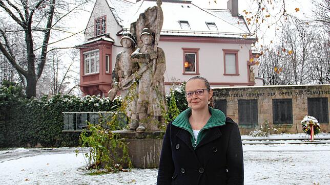 Maria Fülberth, Leiterin des Projektes &bdquo;Demokratie leben&ldquo; bei der Volkshochschule Landkreis Konstanz, vor dem Kriegerdenkmal ...