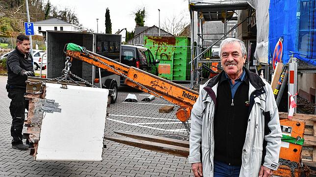 Geschafft: Eines der tonnenschweren Teile des Tresors ist aus dem Rathaus befördert und Bauamtsleiter Rudolf Schartel hat gut lachen. ...