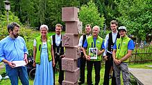 Die glückliche Familie Richter mit ihrer Stele, die von Thomas Simon (links) geschaffen wurde: Im Bild Silke, Mathis, Linus, Klaus, ...