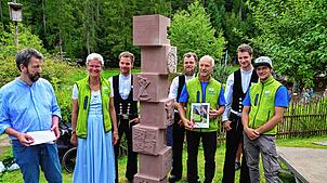 Die glückliche Familie Richter mit ihrer Stele, die von Thomas Simon (links) geschaffen wurde: Im Bild Silke, Mathis, Linus, Klaus, ...