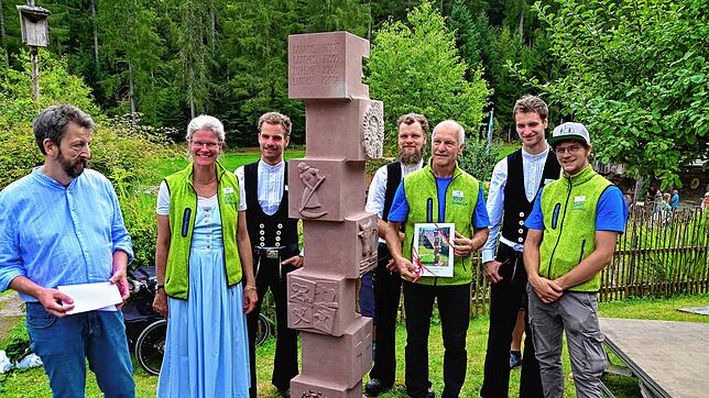 Die glückliche Familie Richter mit ihrer Stele, die von Thomas Simon (links) geschaffen wurde: Im Bild Silke, Mathis, Linus, Klaus, ...
