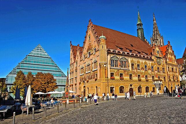 Das Ulmer Rathaus ist ein beeindruckendes Beispiel mittelalterlicher Architektur und ein zentrales Wahrzeichen der Stadt.